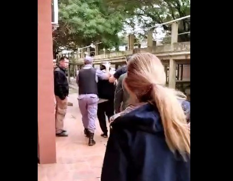 Emerenciano Sena salió del hospital bajo una lluvia de insultos