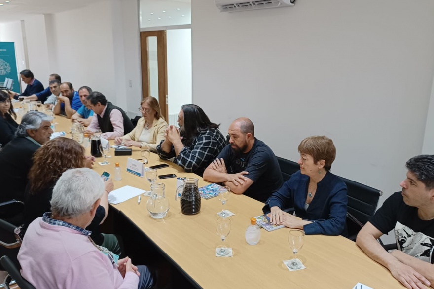 Paritarias: Provincia convocó a docentes y estatales para este martes