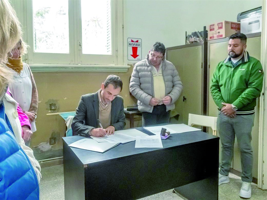 Petrecca encabezó el acto de firma para iniciar obras en la Escuela Primaria 1