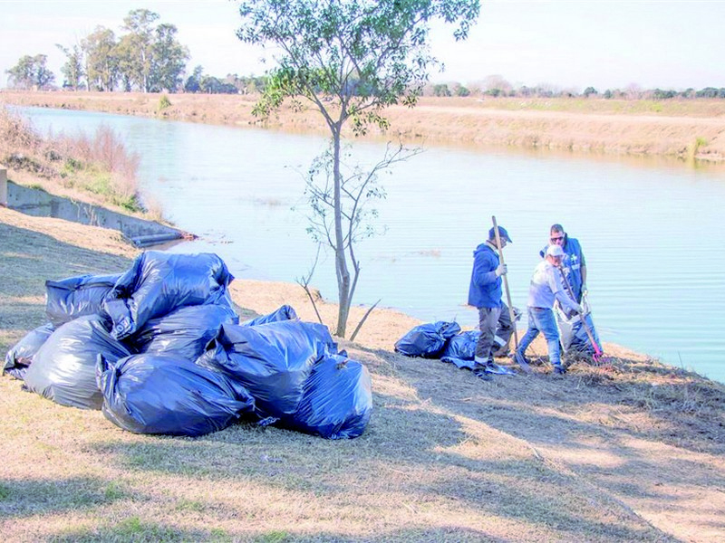 Continúa la recuperación y la limpieza de las costas del río Salado