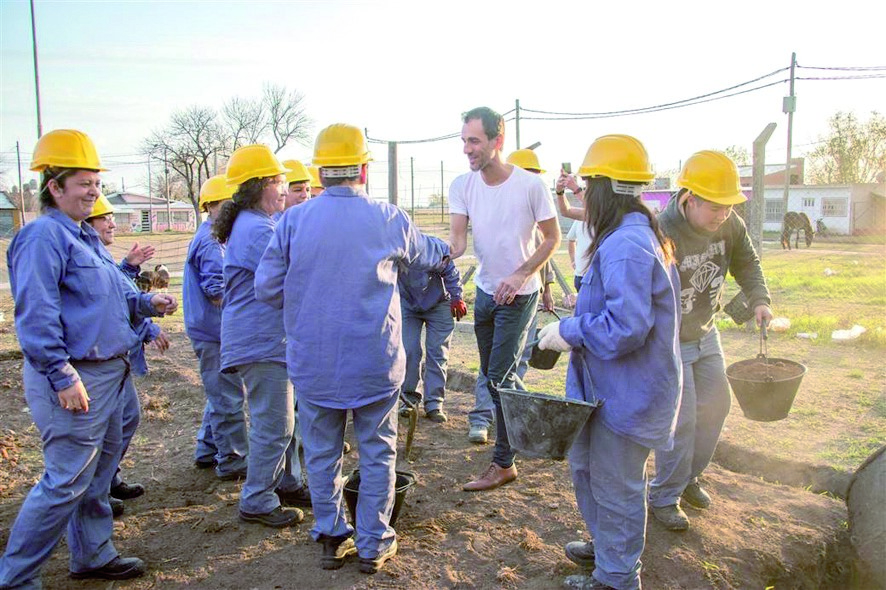 Petrecca felicitó a las 25 mujeres que se capacitan sobre albañilería