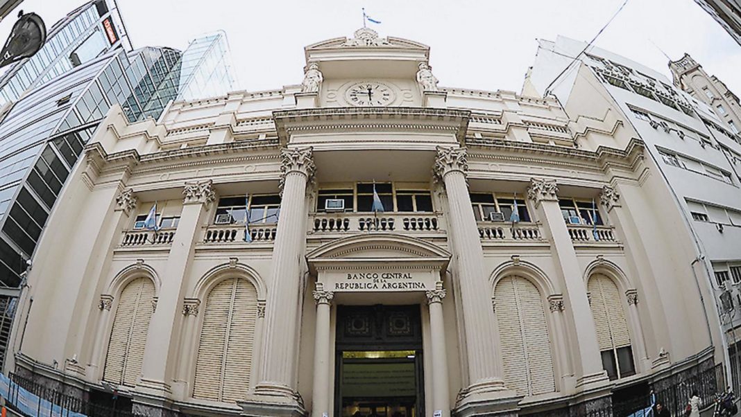 Fijan el tipo de cambio oficial a $365 hasta las elecciones de octubre