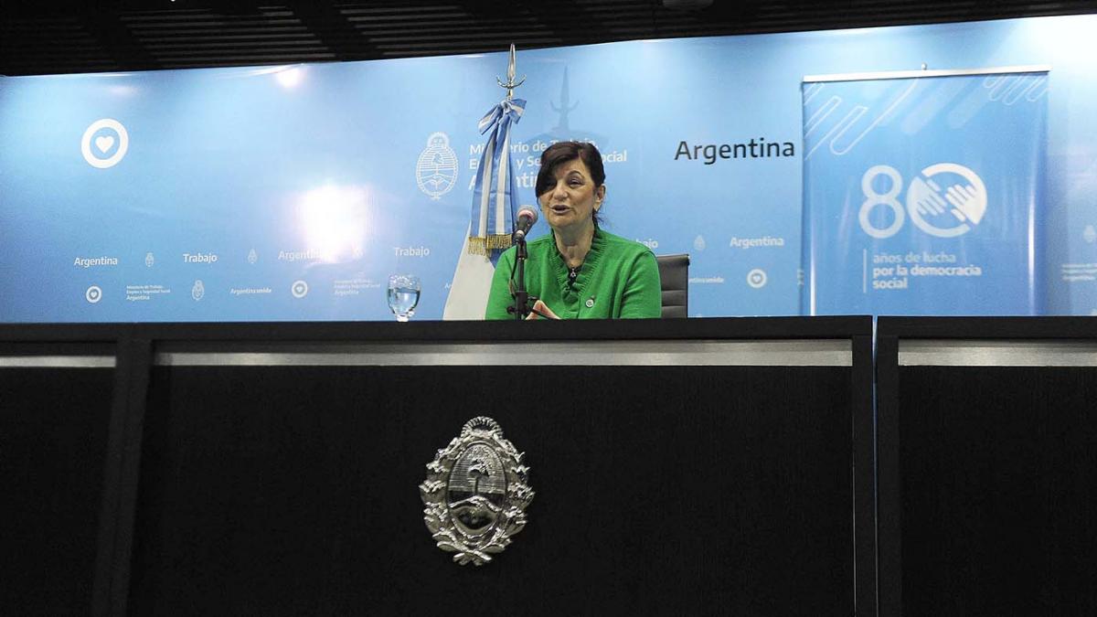 Olmos dio detalles de las medidas y dijo que «el FMI actúa como el usurero del barrio»