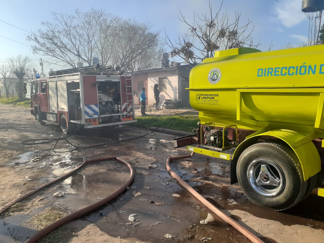 Arduo trabajo de los bomberos en una vivienda