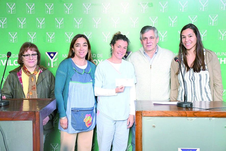 Chivilcoy: Britos hizo entrega de cheques por más de $1.000.000 a dos escuelas