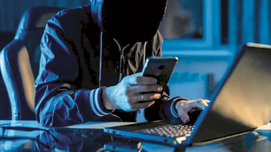 Llamadas telefónicas y correos electrónicos, las dos vías más comunes para las estafas