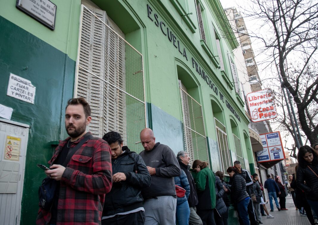 A las 18 cerraron los comicios, pero en algunas escuelas de la CABA se continuará votando hasta las 19.30