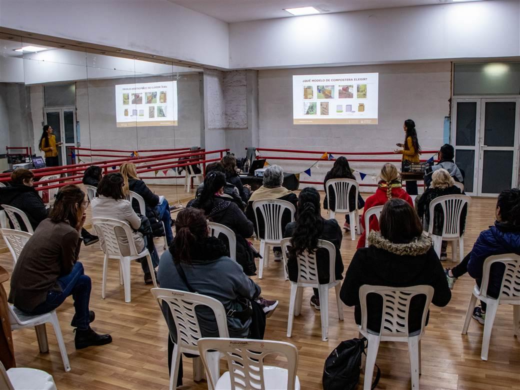 Entrega de composteras y capacitación sobre su uso