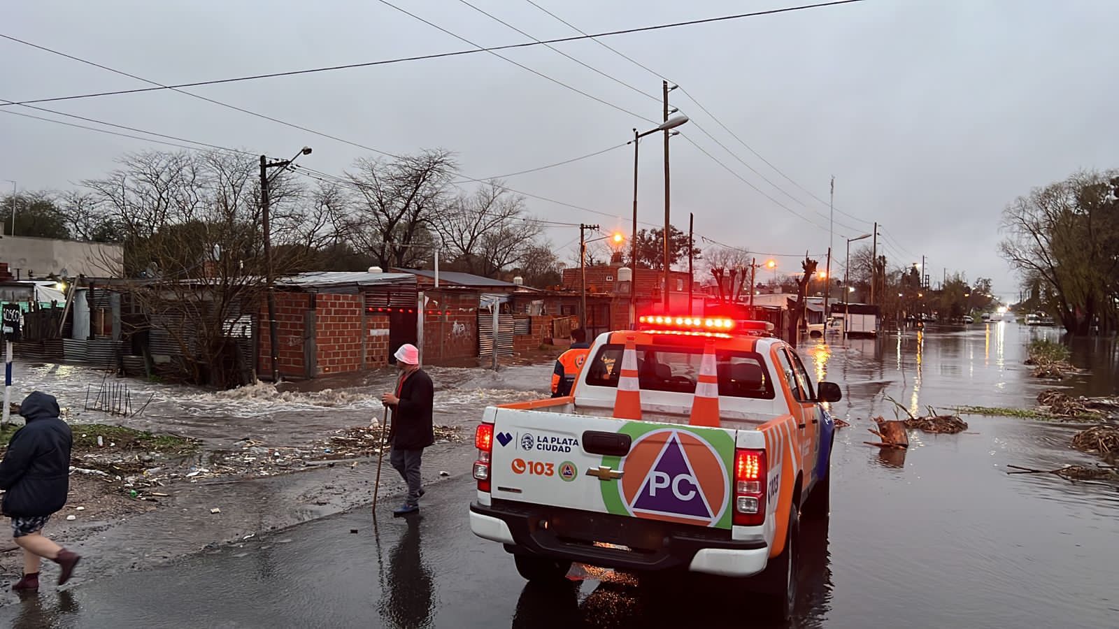 El temporal dejó barrios inundados y familias evacuadas en La Plata