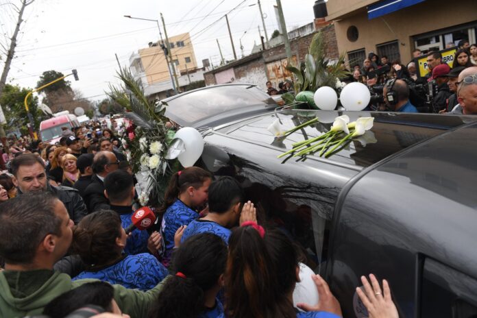 Despidieron los restos de Morena entre dolor, aplausos y pedidos de justicia por el crimen