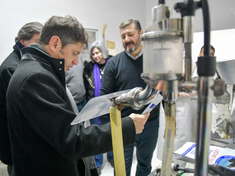 Kicillof recorrió la fábrica láctea de la Escuela Secundaria Agraria N°1