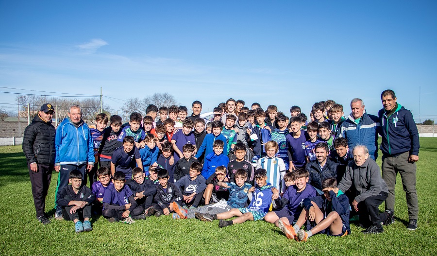Entregaron indumentaria al Club B.A.P