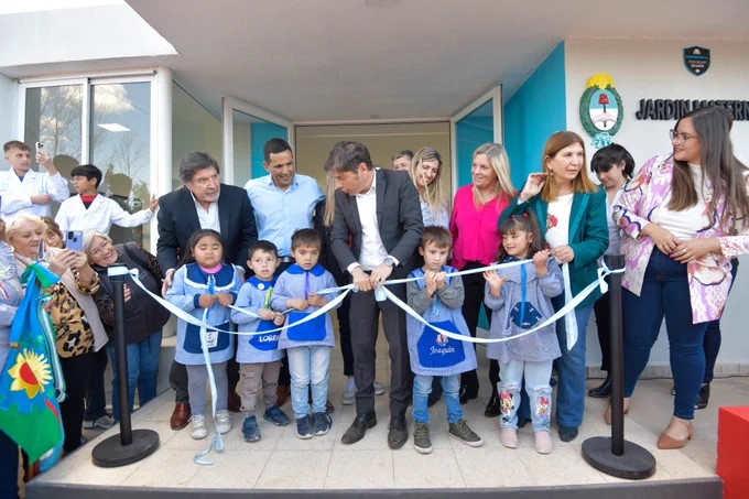 Intensa recorrida de Kicillof por 3 municipios de la región