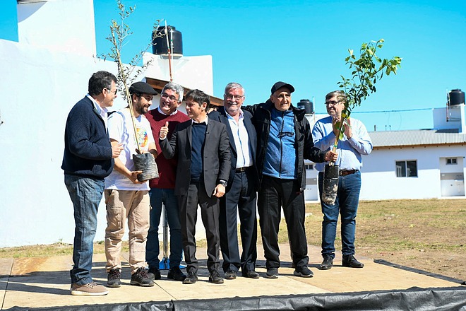 Kicillof y el ministro Rodríguez entregaron árboles frutales en Bragado