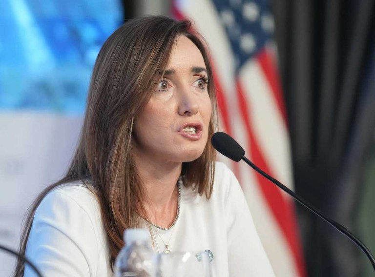 Villarruel homenajeó a víctimas de la guerrilla y criticó la protesta