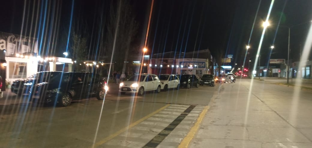 Anoche, largas filas para cargar combustible en Junín