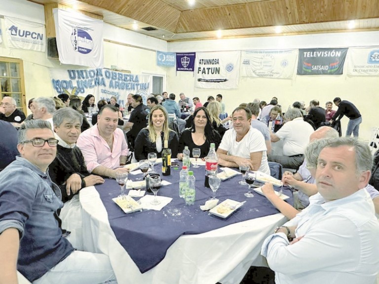 El movimiento obrero celebró el  Día  de la Lealtad con una cena de unidad