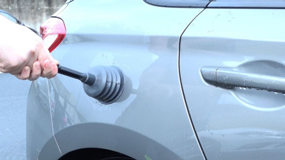 El truco casero para arreglar abolladuras de un auto que es furor