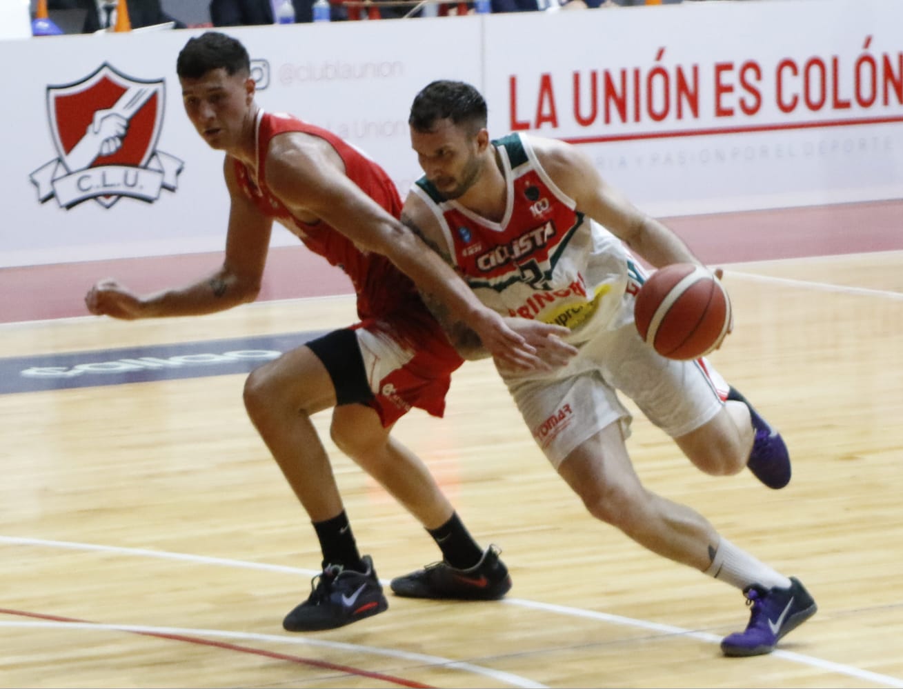 Ciclista falló en el cierre y cayó en el debut