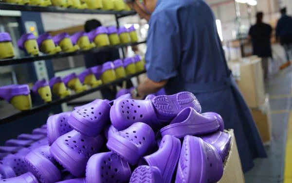 Una empresa de Saladillo amplió su planta de producción para fabricar las «Crocs»