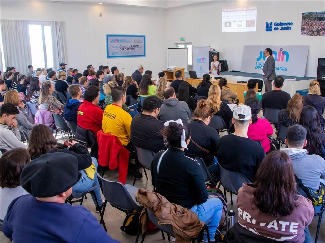 Empleados gastronómicos se capacitaron sobre manipulación segura de alimentos