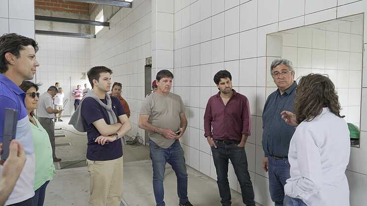 Rodríguez recorrió las obras del nuevo frigorífico de Carlos Tejedor