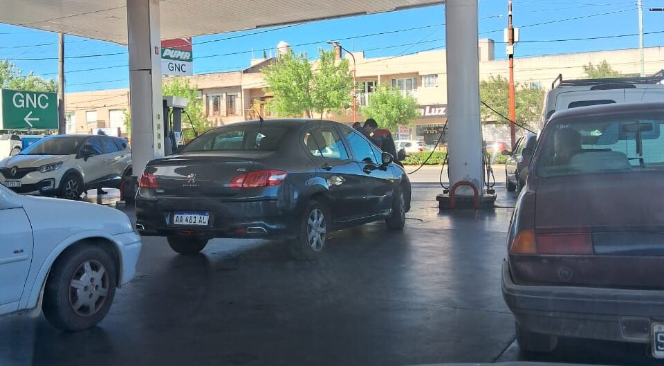La falta de combustible afecta a distintas ciudades de la provincia