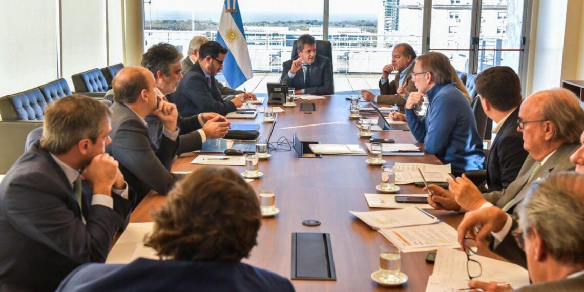 Massa continúa en funciones y se reúne con su equipo económico