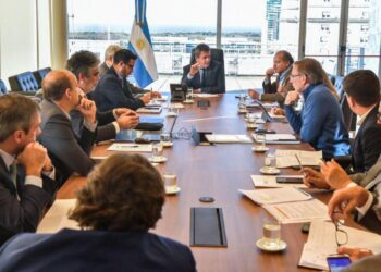 Massa continúa en funciones y se reúne con su equipo económico