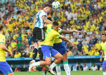 Argentina venció a Brasil en un clásico caliente por la represión policial y lo dejó sin invicto como local por Eliminatorias