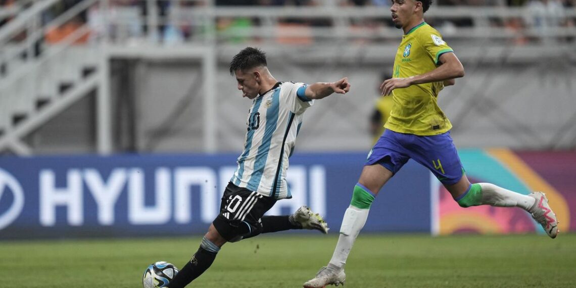Con tres tantos de Echeverri, Argentina venció a Brasil y clasificó a semifinales
