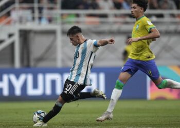 Con tres tantos de Echeverri, Argentina venció a Brasil y clasificó a semifinales