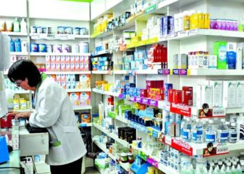 Cientos de farmacias suspendieron  la atención de obras sociales y prepagas