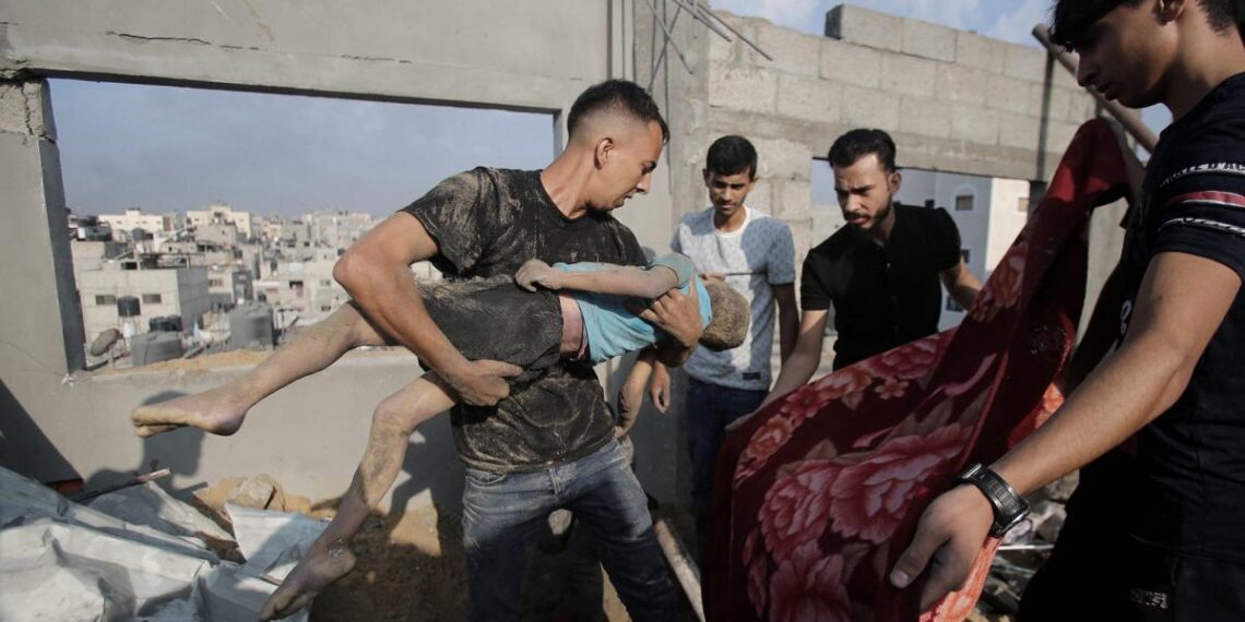 Israel vuelve a bombardear campamento de refugiados palestinos y hay «decenas» de muertos