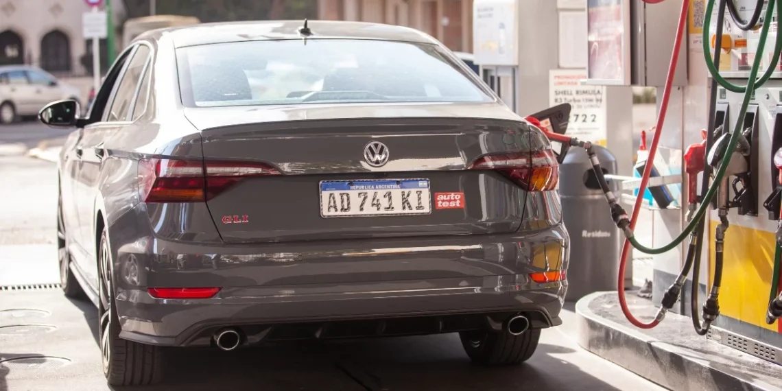 Mitos fierreros: ¿es mejor vaciar el tanque y cargarlo de a poco para ahorrar combustible?