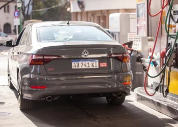 Mitos fierreros: ¿es mejor vaciar el tanque y cargarlo de a poco para ahorrar combustible?