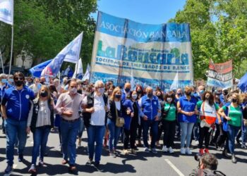 Los bancarios acordaron un aumento del 17% para noviembre