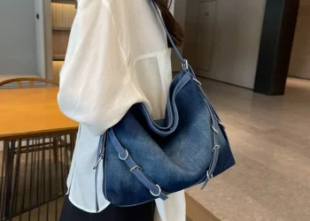 Cómo es el bolso vaquero, la tendencia que busca destronar al clásico negro