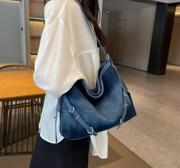 Cómo es el bolso vaquero, la tendencia que busca destronar al clásico negro