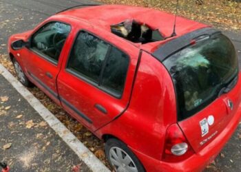 Misterio por un Clio que apareció con un agujero en el techo: ¿fue un meteorito?