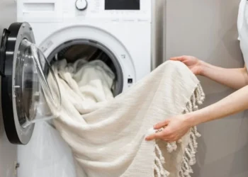 El truco definitivo para que la cortina del baño esté reluciente