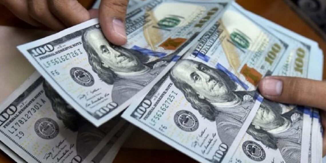 El blue bajó $90 en tres jornadas y cerró por debajo de los mil pesos