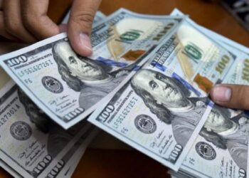 El blue bajó $90 en tres jornadas y cerró por debajo de los mil pesos