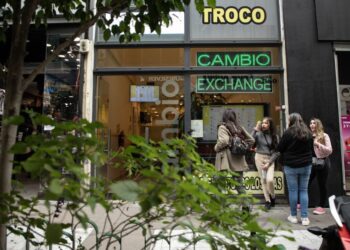 El Gobierno sube el dólar tarjeta hasta $950 y lleva los impuestos al 155% del valor oficial