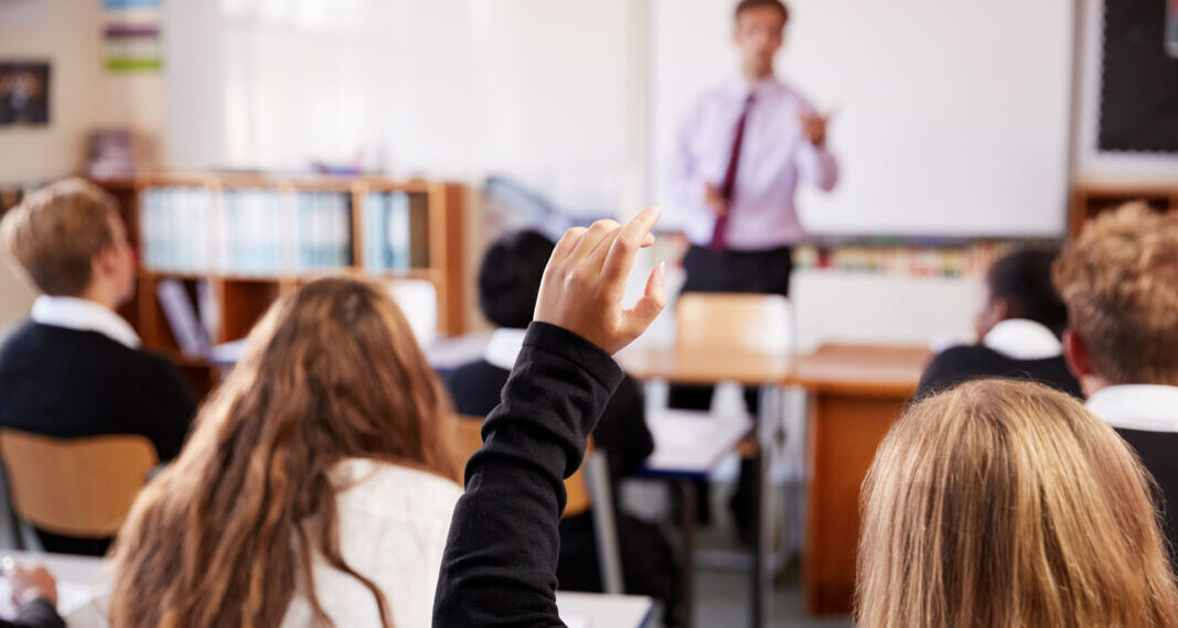 Autorizan subas del 11% en colegios privados para diciembre, con picos del 69%