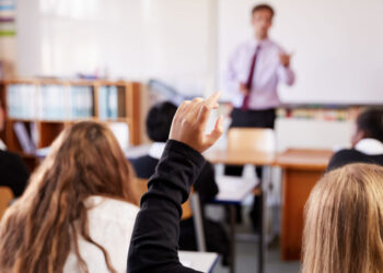 Autorizan subas del 11% en colegios privados para diciembre, con picos del 69%