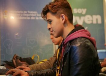 El empleo joven sumó casi 900 mil puestos de trabajo y acumula 33 meses de crecimiento