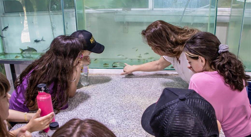Estudiantes aprenden y disfrutan de las visitas guiadas por el acuario municipal