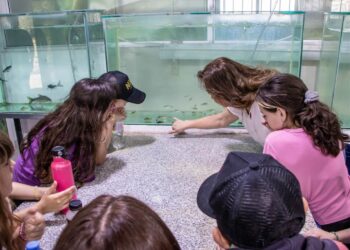 Estudiantes aprenden y disfrutan de las visitas guiadas por el acuario municipal