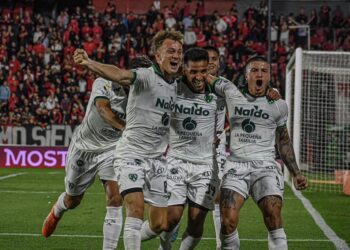 Sarmiento ganó en Rosario y sueña, más que nunca, con permanecer en Primera